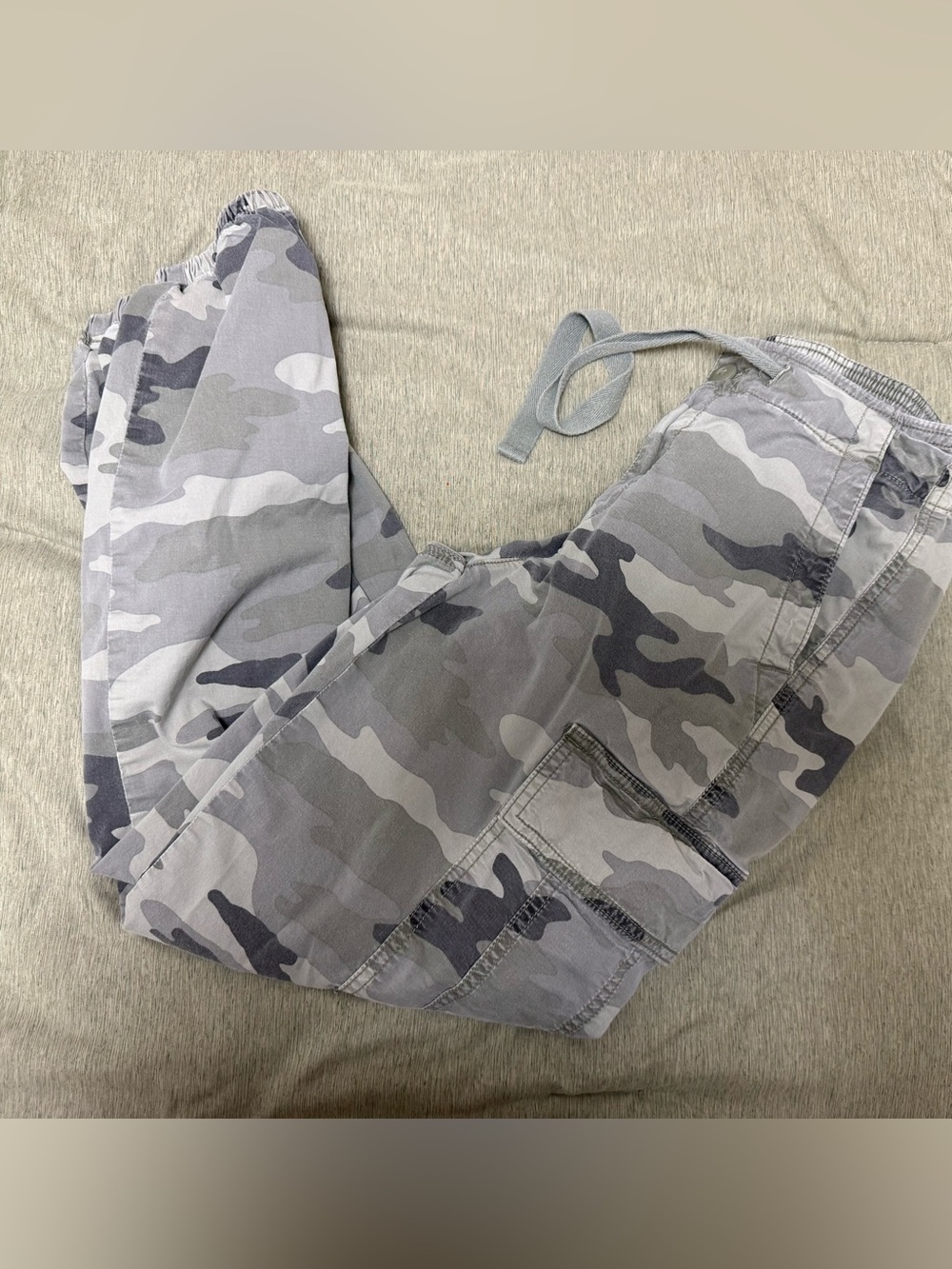 American Eagle Outfitters Gray Camo Cargo Pants Size 0 Short